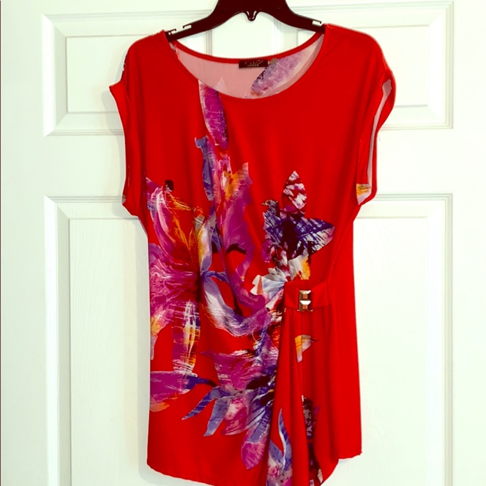 Colorful asymmetrical blouse. - Picture 1 of 2